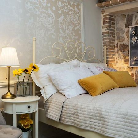 Studio Yellow Flower Ровінь Екстер'єр фото