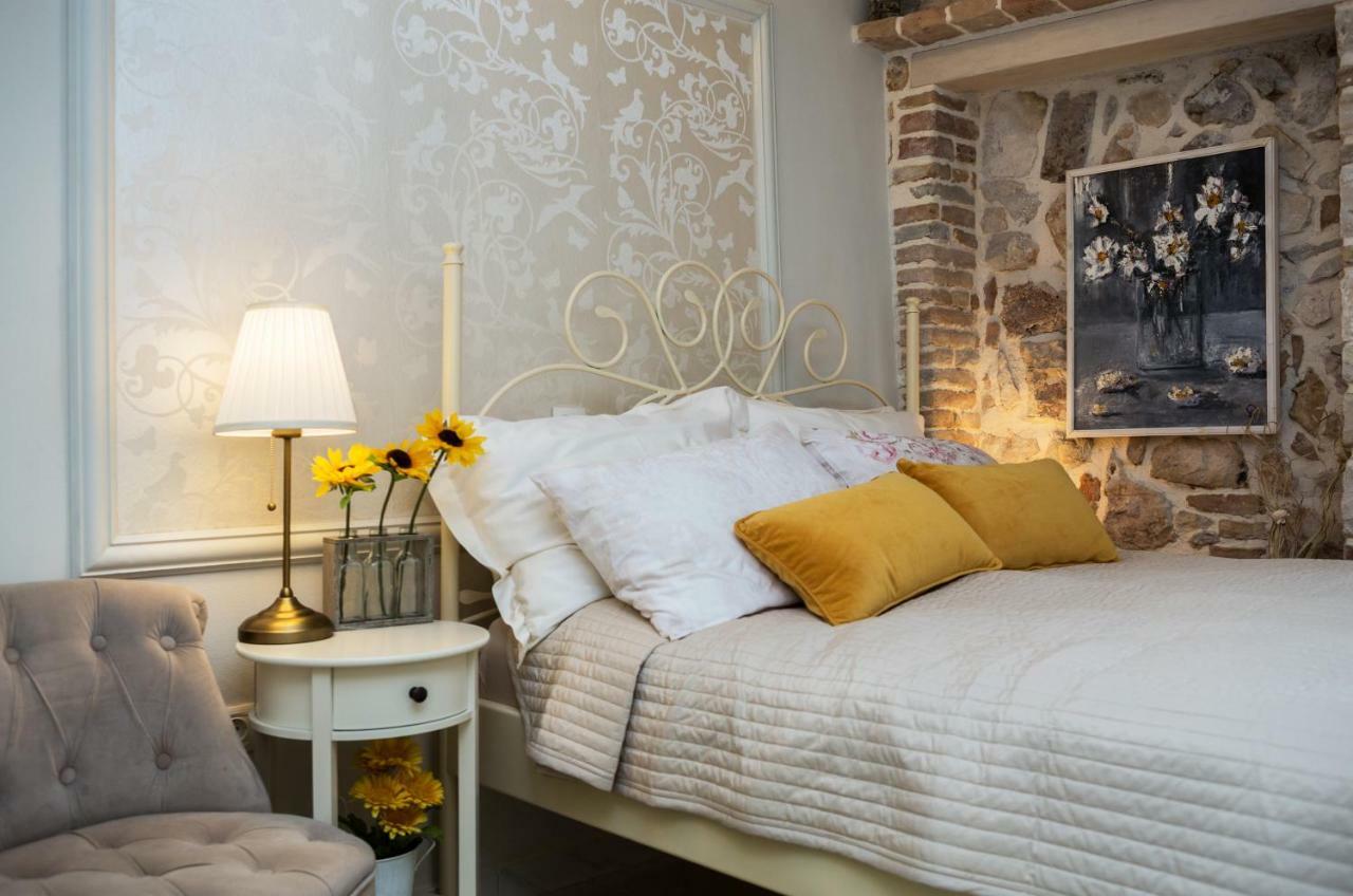 Studio Yellow Flower Ровінь Екстер'єр фото