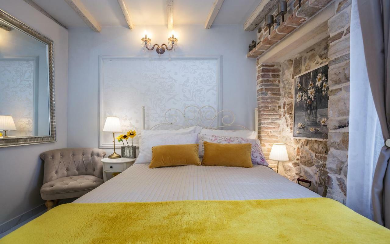 Studio Yellow Flower Ровінь Екстер'єр фото