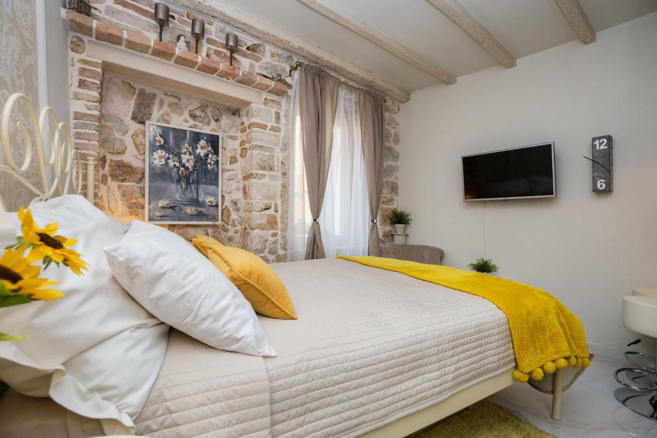 Studio Yellow Flower Ровінь Екстер'єр фото